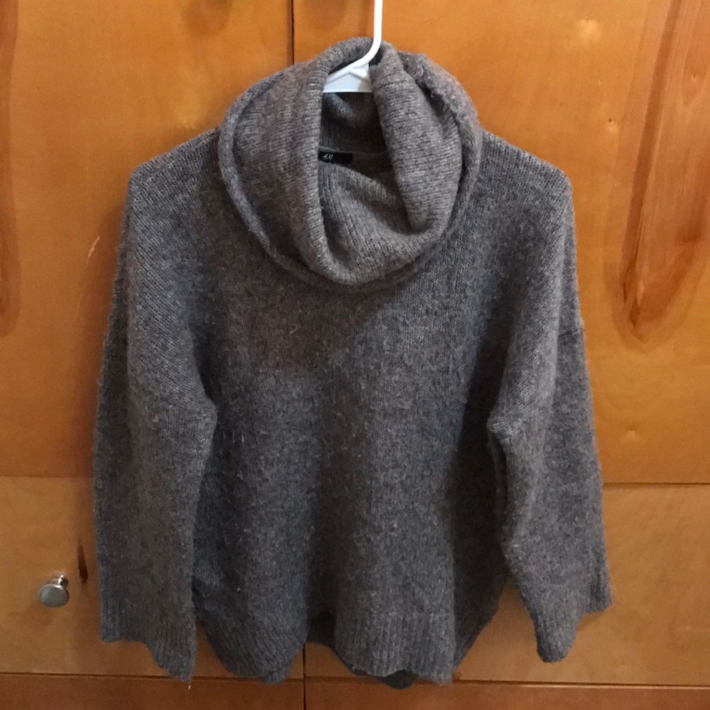 H&M Gray oversized turtleneck